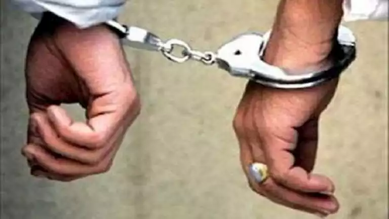 إلقاء القبض على طبيب في قنا بتهمة التسبب في وفاة مسنّة بعد عدم تقديم العلاج لها إلقاء القبض على طبيب في قنا بتهمة التسبب في وفاة مسنّة بعد عدم تقديم العلاج لها