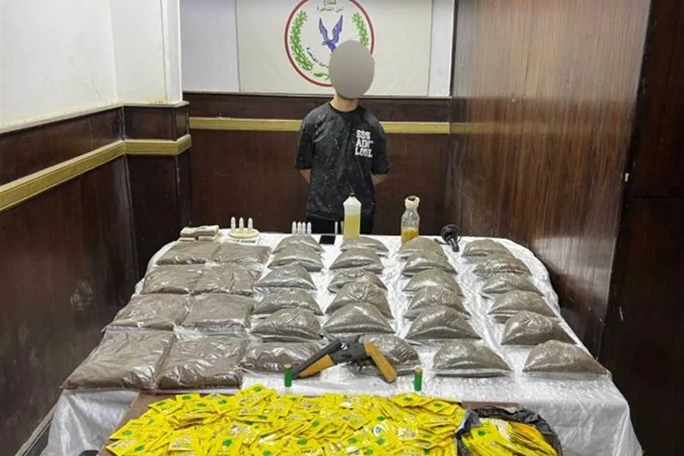 إلقاء القبض على متهم بحيازة 35 كيلوغرامًا من مخدر الاستروكس في القاهرة إلقاء القبض على متهم بحيازة 35 كيلوغرامًا من مخدر الاستروكس في القاهرة