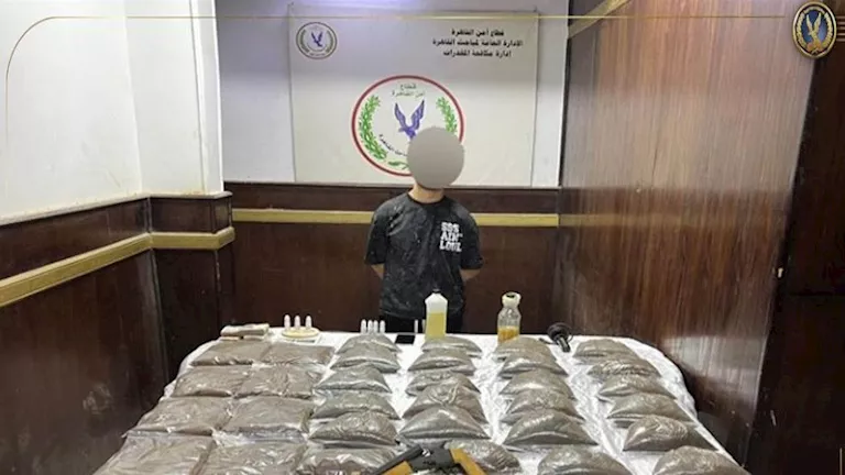 إلقاء القبض على نجم “الإستروكس” في السلام.. 35 كيلو من المخدرات في قبضة الشرطة إلقاء القبض على نجم “الإستروكس” في السلام.. 35 كيلو من المخدرات في قبضة الشرطة