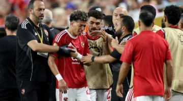 إمام عاشور يتأثر بشكل كبير ويبكي بعد إصابته وخروجه في مباراة الأهلي أمام إنتر ميامي.
