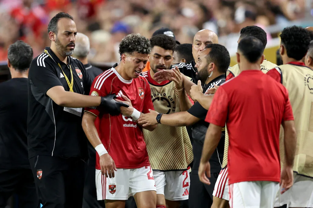 إمام عاشور يتأثر بشكل كبير ويبكي بعد إصابته وخروجه في مباراة الأهلي أمام إنتر ميامي. إمام عاشور يتأثر بشكل كبير ويبكي بعد إصابته وخروجه في مباراة الأهلي أمام إنتر ميامي.