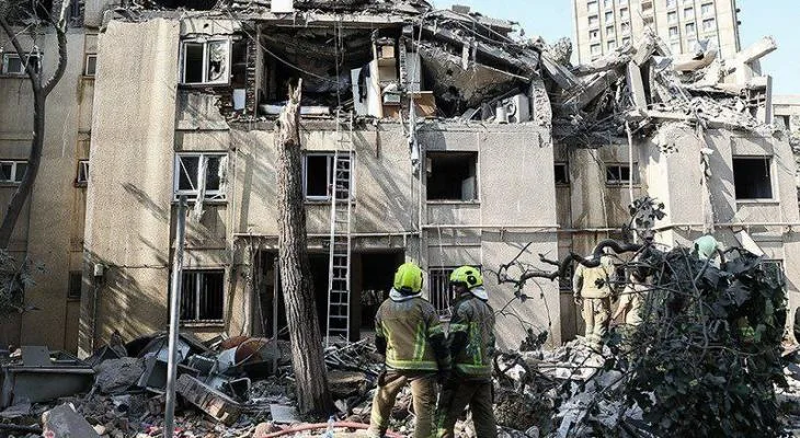إيران تستمر في مواجهة العدوان الإسرائيلي عبر إطلاق دفعات من الصواريخ الباليستية. إيران تستمر في مواجهة العدوان الإسرائيلي عبر إطلاق دفعات من الصواريخ الباليستية.