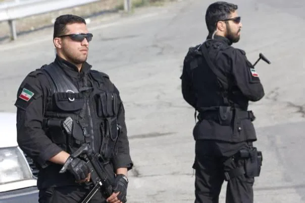 إيران تقبض على فردين مرتبطين بجهاز «الموساد» الإسرائيلي إيران تقبض على فردين مرتبطين بجهاز «الموساد» الإسرائيلي
