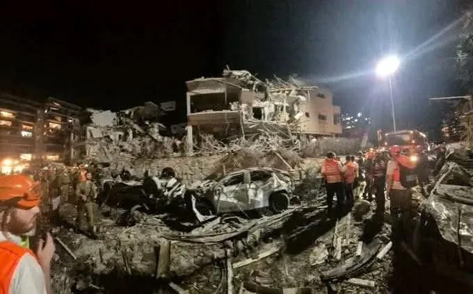إيران تُعلن إصابة عدة مواقع استراتيجية في تل أبيب بدقة عالية إيران تُعلن إصابة عدة مواقع استراتيجية في تل أبيب بدقة عالية
