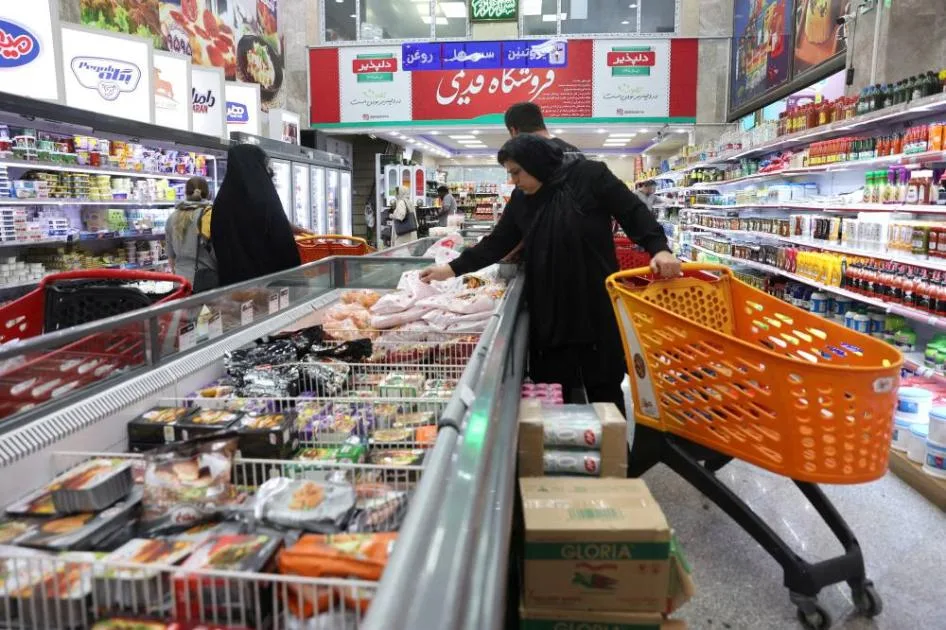 إيرانيون يغادرون طهران هرباً من الضربات الجوية الإسرائيلية إيرانيون يغادرون طهران هرباً من الضربات الجوية الإسرائيلية