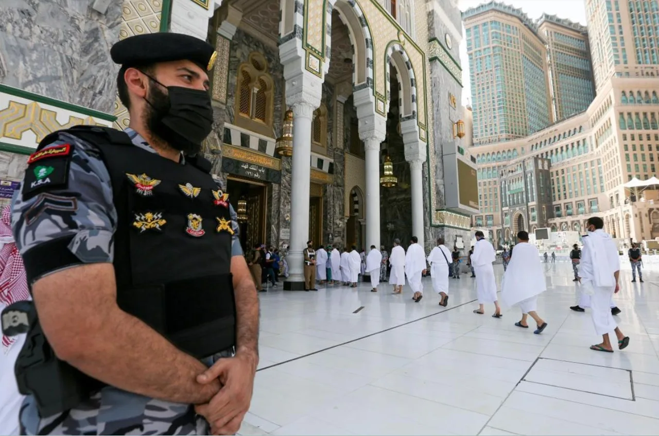 احتجاز 99 زائرًا يحملون تأشيرات زيارة بسبب انتهاكهم أنظمة وتعليمات الحج. احتجاز 99 زائرًا يحملون تأشيرات زيارة بسبب انتهاكهم أنظمة وتعليمات الحج.