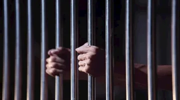 احتجاز عاطلين بتهمة سرقة هاتف مدمجة في النزهة