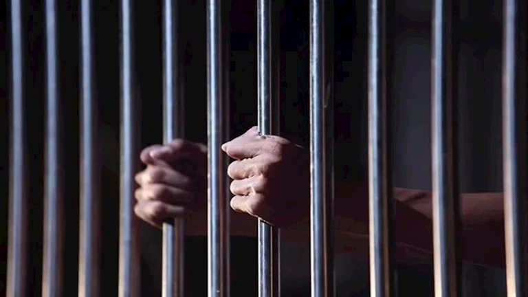 احتجاز عاطلين بتهمة سرقة هاتف مدمجة في النزهة احتجاز عاطلين بتهمة سرقة هاتف مدمجة في النزهة