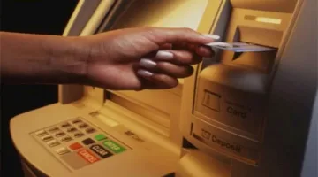 احترس من 5 أخطاء شائعة عند استخدام أجهزة الصراف الآلي، بما في ذلك سحب البطاقة والأموال.