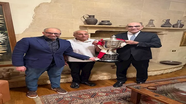 احتفالات الزمالك بالتتويج بالكأس تصل إلى بيت حسين لبيب