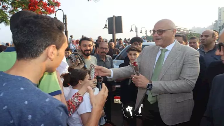 احتفالات العيد: محافظ القليوبية يشارك المواطنين الفرحة على الكورنيش احتفالات العيد: محافظ القليوبية يشارك المواطنين الفرحة على الكورنيش