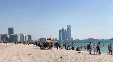 احتفالات مميزة في أبوظبي بعروض فرسان وأضواء موسيقية