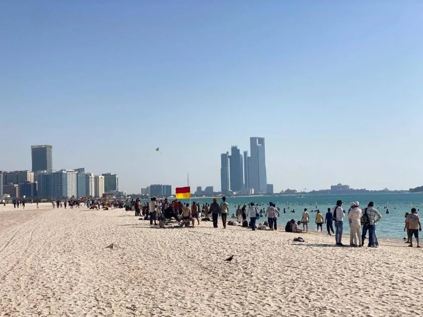 احتفالات مميزة في أبوظبي بعروض فرسان وأضواء موسيقية احتفالات مميزة في أبوظبي بعروض فرسان وأضواء موسيقية