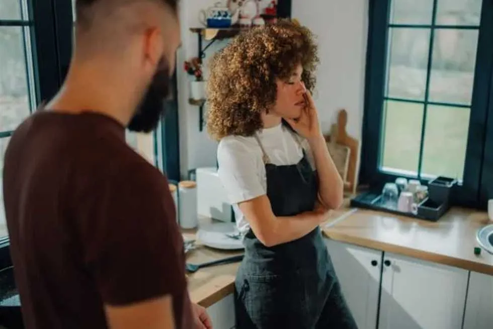 استخدام أداة شائعة في المنازل.. زوجة تكشف خيانة زوجها بطريقة مبتكرة (التفاصيل)