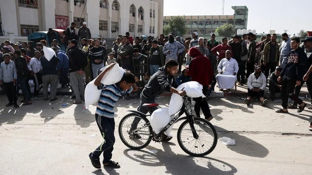 استشهاد 12 فلسطينيًا أثناء انتظار المساعدات في قطاع غزة استشهاد 12 فلسطينيًا أثناء انتظار المساعدات في قطاع غزة