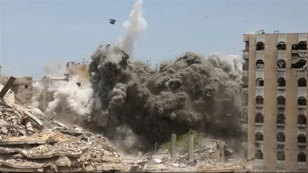 استشهاد 3 فلسطينيين وجرح آخرين جراء غارة إسرائيلية على حي الزيتون في غزة استشهاد 3 فلسطينيين وجرح آخرين جراء غارة إسرائيلية على حي الزيتون في غزة