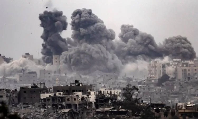 استشهاد أربعة فلسطينيين جراء قصف إسرائيلي على مخيم للنازحين شمال خان يونس استشهاد أربعة فلسطينيين جراء قصف إسرائيلي على مخيم للنازحين شمال خان يونس