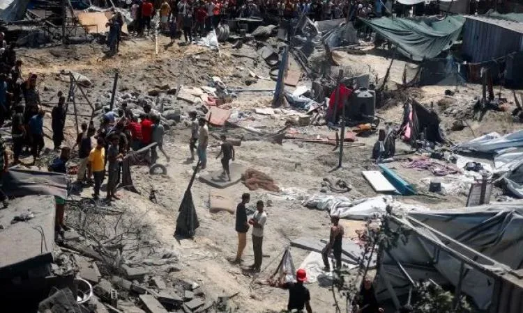 استشهاد ثلاثة فلسطينيين وجرح آخرين جراء قصف إسرائيلي على حي الزيتون في غزة استشهاد ثلاثة فلسطينيين وجرح آخرين جراء قصف إسرائيلي على حي الزيتون في غزة