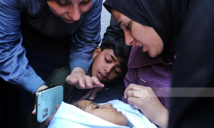 استشهاد مصور صحفي متأثراً بإصابته نتيجة قصف للاحتلال على خيمة الصحفيين في غزّة