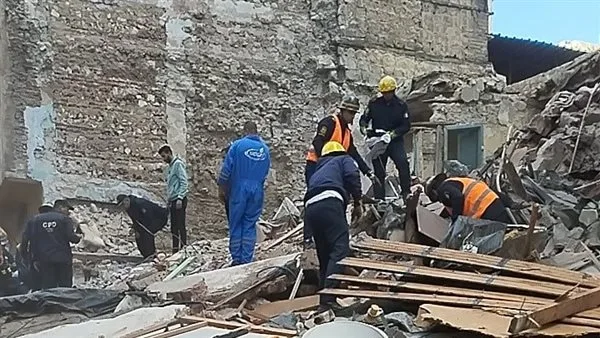استعادة جثة طالبة من تحت أنقاض منزلCollapsed في قنا استعادة جثة طالبة من تحت أنقاض منزلCollapsed في قنا