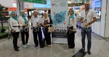استقبال المسافرين في احتفالية مطار القاهرة بمناسبة اليوم العالمي للبيئة استقبال المسافرين في احتفالية مطار القاهرة بمناسبة اليوم العالمي للبيئة