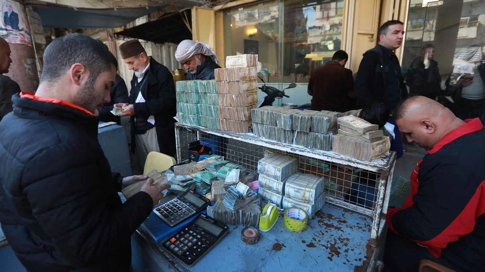 استقرار سعر الدينار العراقي مقابل الدولار والعملات الرئيسية
