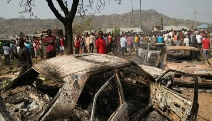 استمر لعدة ساعات… مسلحون يهاجمون وسط نيجيريا ويقتلون 100 شخص. استمر لعدة ساعات… مسلحون يهاجمون وسط نيجيريا ويقتلون 100 شخص.