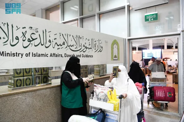 استمرار توزيع هدية خادم الحرمين الشريفين من المصاحف على الحجاج المغادرين استمرار توزيع هدية خادم الحرمين الشريفين من المصاحف على الحجاج المغادرين