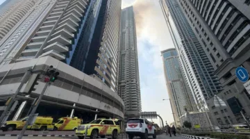 استمرار جهود التبريد بعد إطفاء حريق في برج مكوّن من 67 طابقاً في منطقة المارينا بدبي