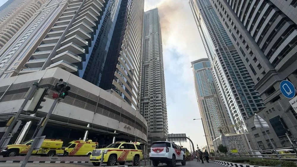 استمرار جهود التبريد بعد إطفاء حريق في برج مكوّن من 67 طابقاً في منطقة المارينا بدبي استمرار جهود التبريد بعد إطفاء حريق في برج مكوّن من 67 طابقاً في منطقة المارينا بدبي