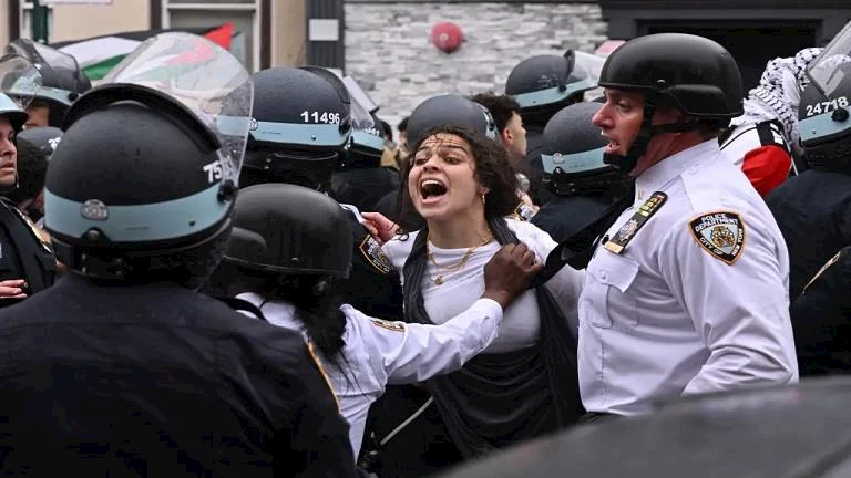 اشتباكات في لوس أنجلوس بين الشرطة وأشخاص معارضين لعمليات مداهمة المهاجرين اشتباكات في لوس أنجلوس بين الشرطة وأشخاص معارضين لعمليات مداهمة المهاجرين