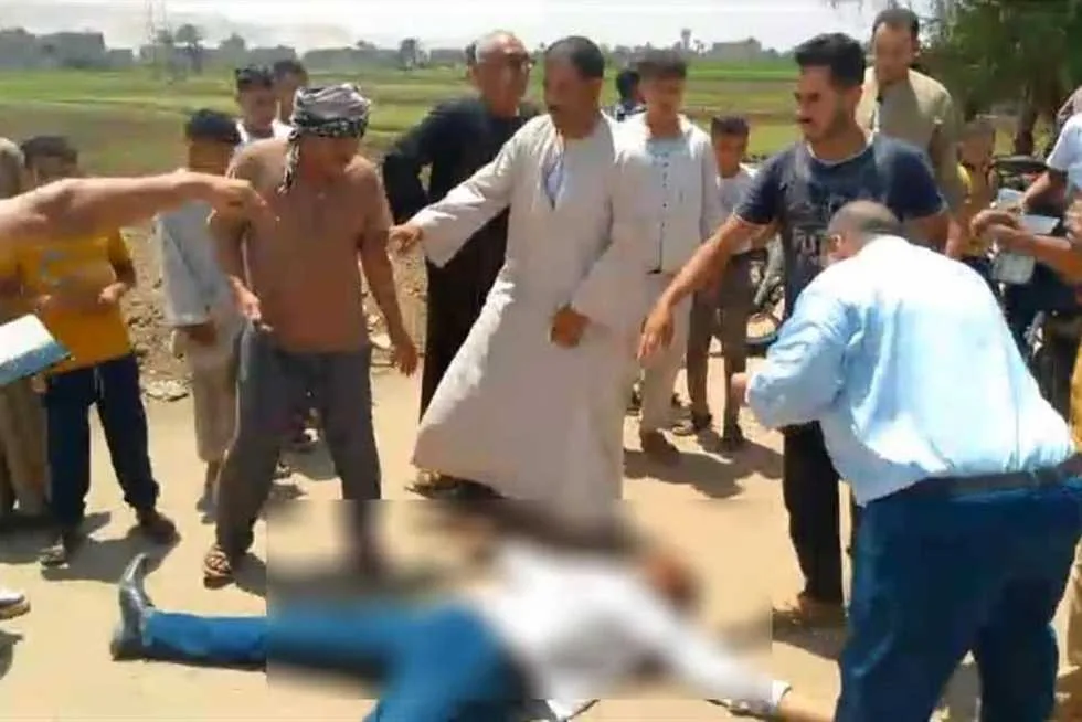 اعتداء بالضرب على موظف خلال إزالة مخالفات في سوهاج اعتداء بالضرب على موظف خلال إزالة مخالفات في سوهاج