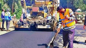 محافظ الغربية يراقب عملية الرصف في طريق بحر القطني بمدينة بسيون.