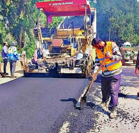 محافظ الغربية يراقب عملية الرصف في طريق بحر القطني بمدينة بسيون. محافظ الغربية يراقب عملية الرصف في طريق بحر القطني بمدينة بسيون.