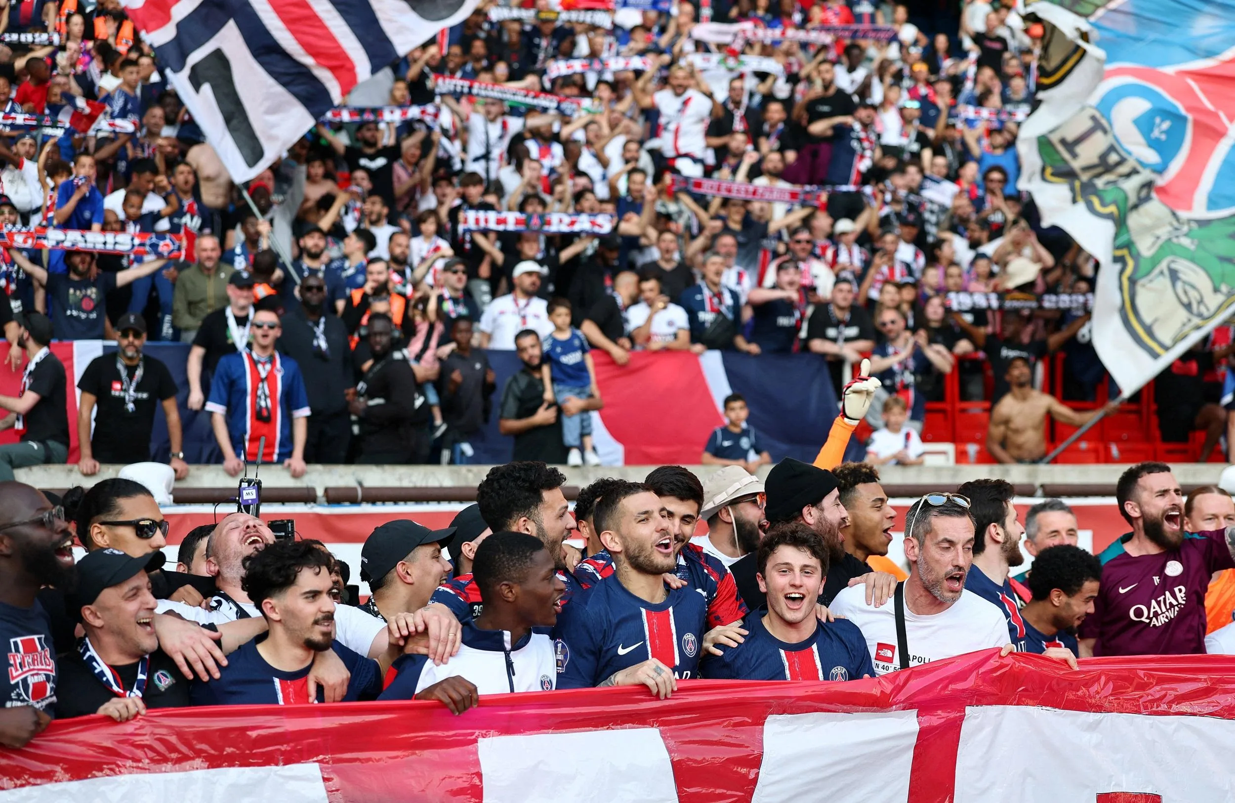 اعتقال 79 فردًا في باريس أثناء احتفالات تتويج فريق باريس سان جيرمان بلقب دوري الأبطال اعتقال 79 فردًا في باريس أثناء احتفالات تتويج فريق باريس سان جيرمان بلقب دوري الأبطال