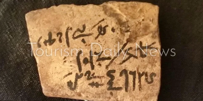 اكتشاف توابيت خشبية وأوستراكات في العساسيف وسور هائل في نجع أبو عصبة بالأقصر