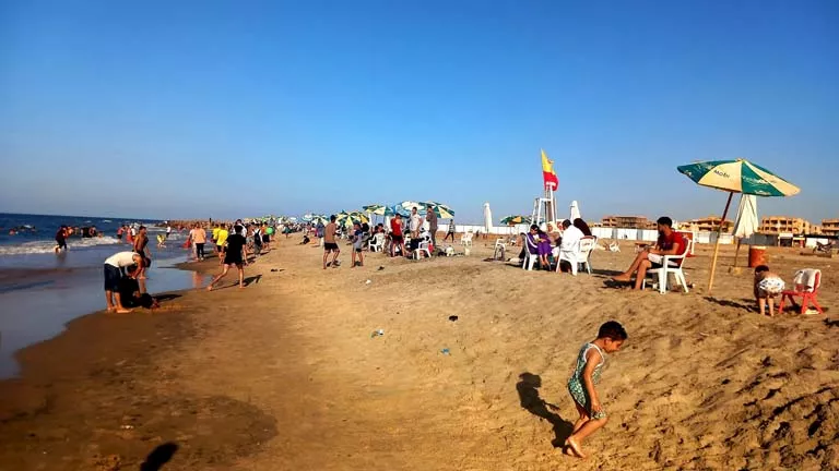 الآلاف يتجمعون في مصيف بلطيم في أول أيام عيد الأضحى الآلاف يتجمعون في مصيف بلطيم في أول أيام عيد الأضحى