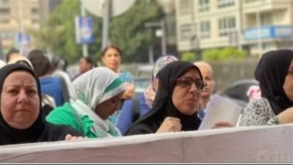 الأمهات يتواجدن أمام لجان امتحانات الثانوية العامة في الجيزة بانتظار أبنائهن الأمهات يتواجدن أمام لجان امتحانات الثانوية العامة في الجيزة بانتظار أبنائهن