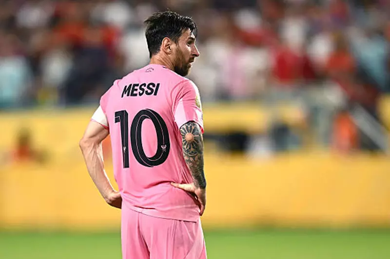 الأهلي يعيق ميسي.. النجم يتعثر لأول مرة في كأس العالم للأندية الأهلي يعيق ميسي.. النجم يتعثر لأول مرة في كأس العالم للأندية