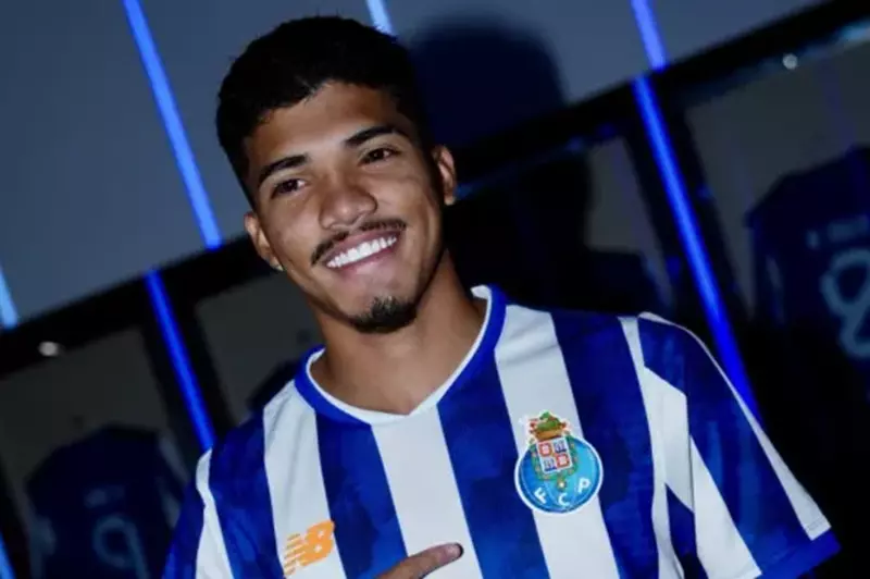 الأهلي يواجه 3 تحديات.. ويليام جوميز يوضح طموح بورتو في بطولة كأس العالم للأندية الأهلي يواجه 3 تحديات.. ويليام جوميز يوضح طموح بورتو في بطولة كأس العالم للأندية