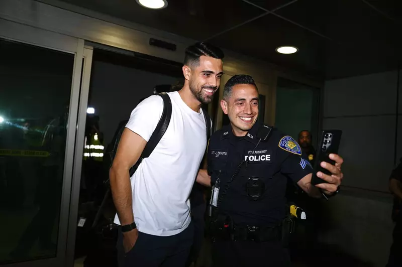 الأهلي يواجه منافساً: وصول بعثة بورتو إلى أمريكا للتحضير لكأس العالم للأندية (صور) الأهلي يواجه منافساً: وصول بعثة بورتو إلى أمريكا للتحضير لكأس العالم للأندية (صور)