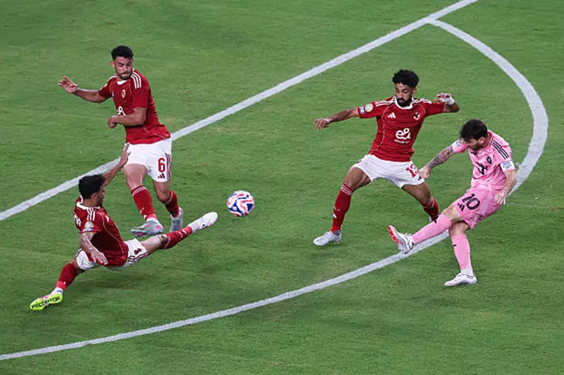 الأهلي يوقف انطلاق ميسي في كأس العالم للأندية بعد فقدان الكرة 25 مرة الأهلي يوقف انطلاق ميسي في كأس العالم للأندية بعد فقدان الكرة 25 مرة