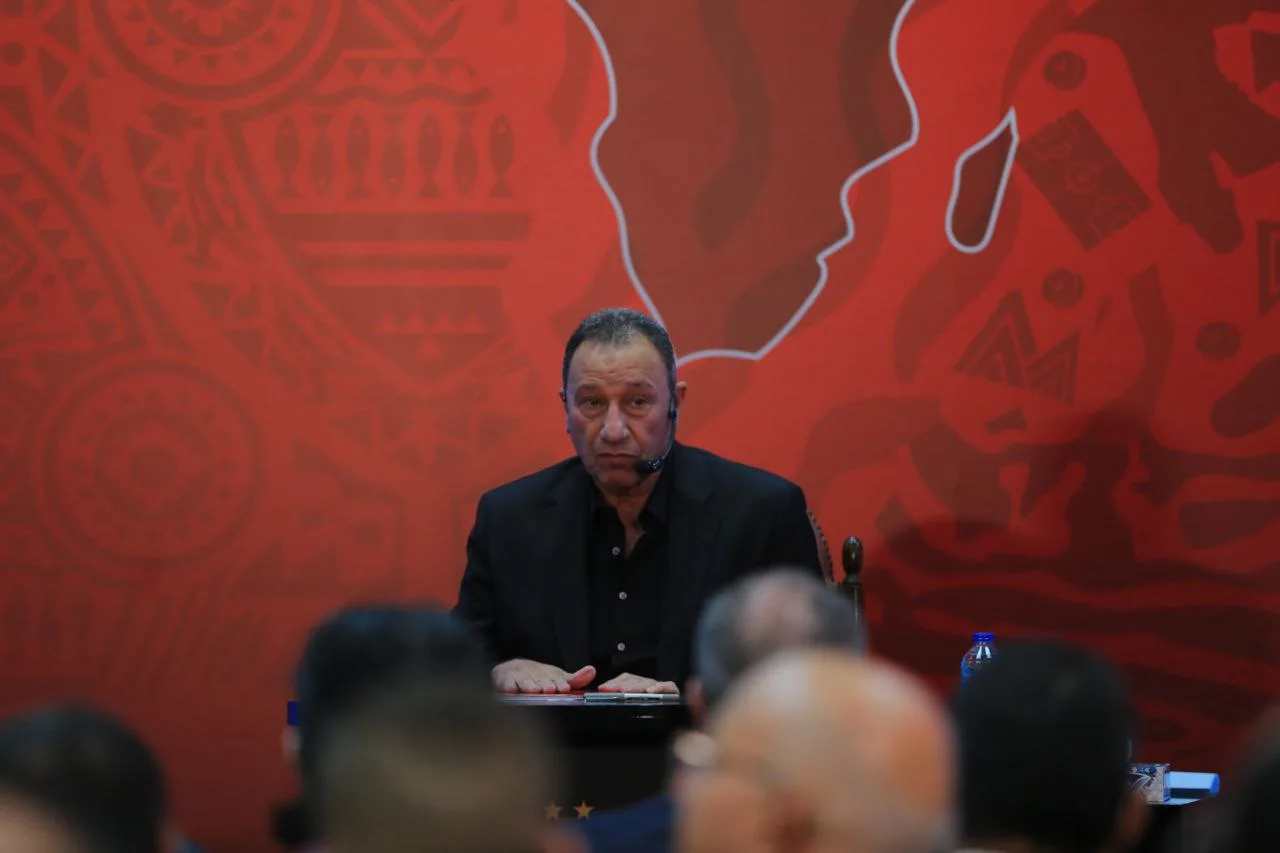 الأهلي يُعلن عن عدم استطاعة محمود الخطيب السفر إلى أمريكا بسبب ظروف صحية طارئة. الأهلي يُعلن عن عدم استطاعة محمود الخطيب السفر إلى أمريكا بسبب ظروف صحية طارئة.