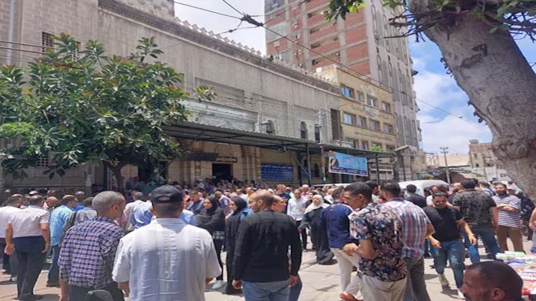 الإسكندرية تودع جنازة ثاني ضحايا القارب الغارق في البرلس – صور الإسكندرية تودع جنازة ثاني ضحايا القارب الغارق في البرلس – صور