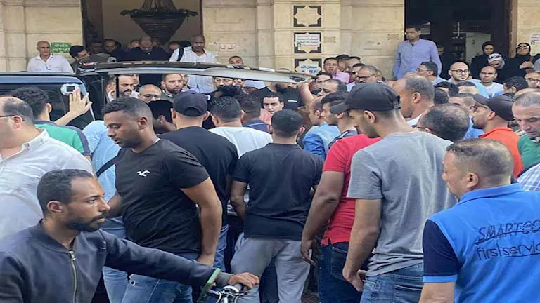 الإسكندرية تودع محمود كريم بعد 10 أيام من إصابته خلال عاصفة مايو (صور) الإسكندرية تودع محمود كريم بعد 10 أيام من إصابته خلال عاصفة مايو (صور)