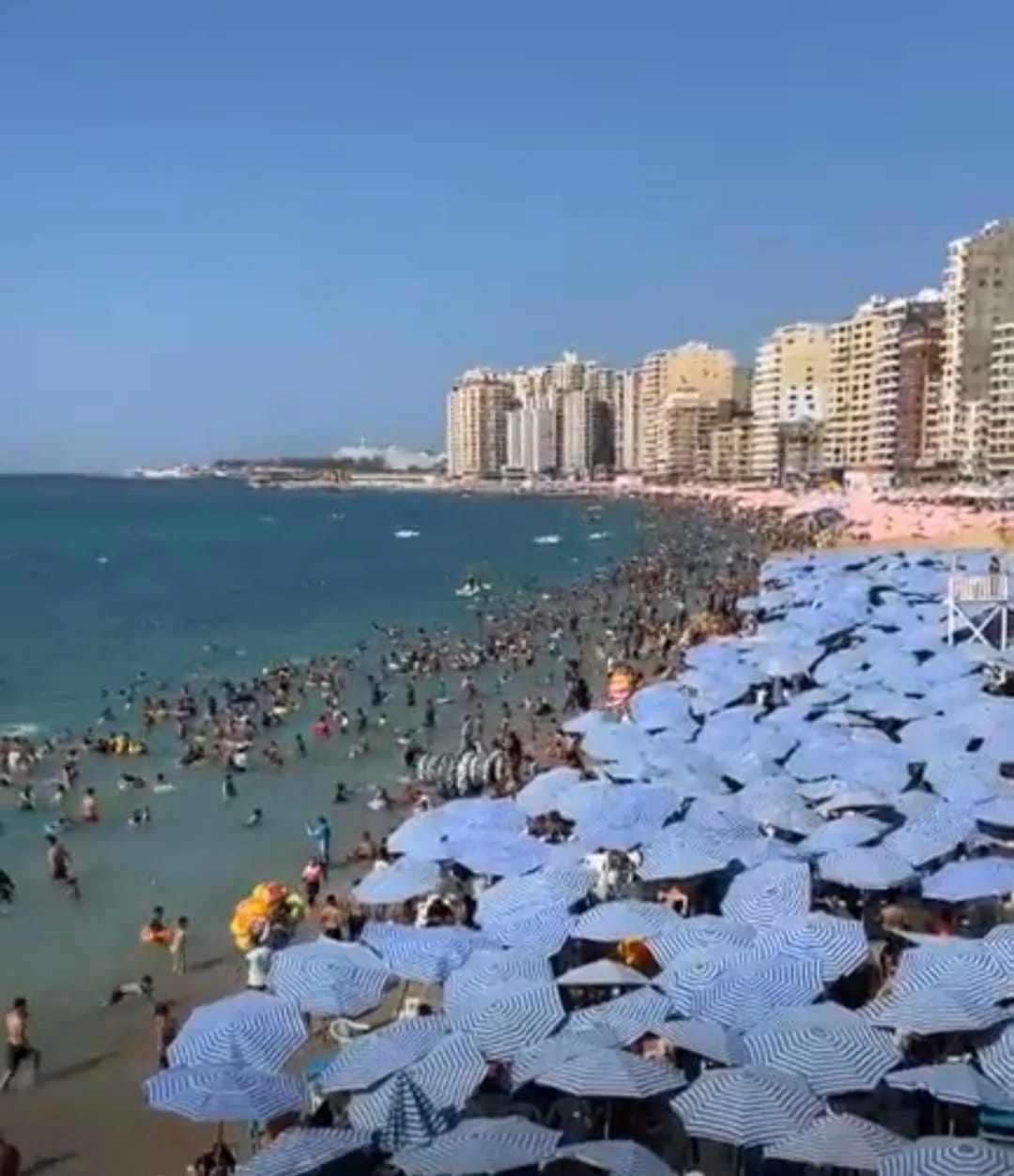 إقبال كبير على شواطئ الإسكندرية في اليوم الثاني من عيد الأضحى