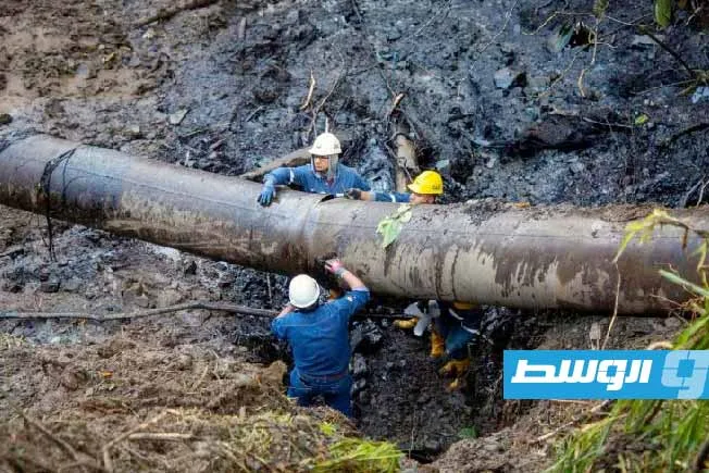 الإكوادور توقف استخراج النفط من خط أنابيب رئيسي بسبب حدوث تصدع فيه الإكوادور توقف استخراج النفط من خط أنابيب رئيسي بسبب حدوث تصدع فيه