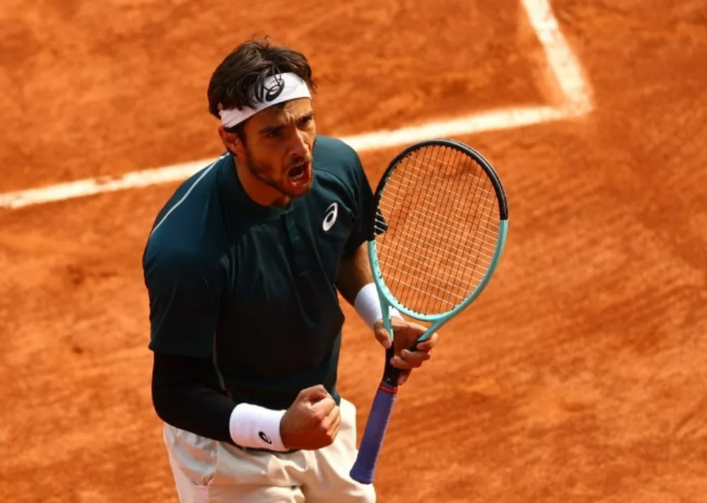 الإيطالي موزيتي reaches the semifinals of the Roland Garros tournament. الإيطالي موزيتي reaches the semifinals of the Roland Garros tournament.