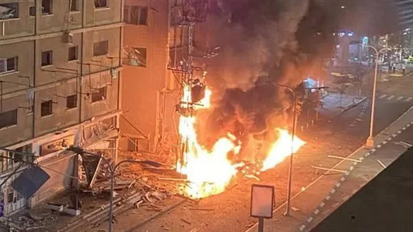 الاحتلال: اشتعال النيران في كفار سابا شمال تل أبيب نتيجة سقوط شظايا صواريخ إيرانية الاحتلال: اشتعال النيران في كفار سابا شمال تل أبيب نتيجة سقوط شظايا صواريخ إيرانية
