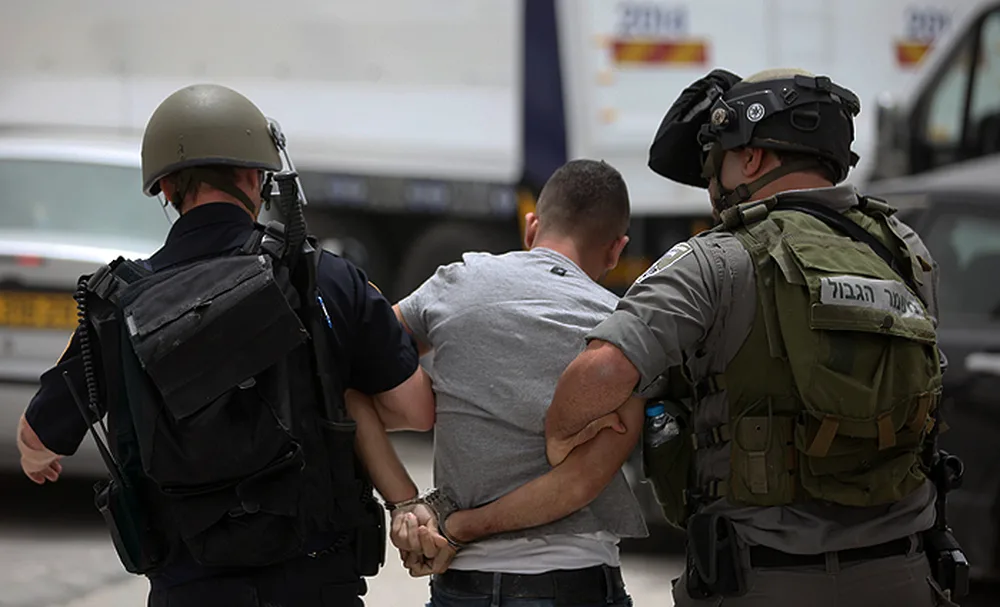 الاحتلال الإسرائيلي يعتقل 40 فلسطينيًا في الضفة الغربية الاحتلال الإسرائيلي يعتقل 40 فلسطينيًا في الضفة الغربية